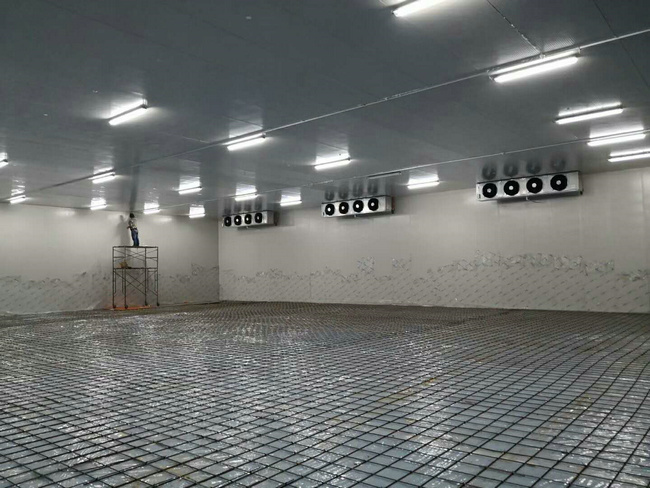 北京冷库安装制冷设备的要求 北京冷库主要用于冷冻食品和冷藏。房间内靠人工冷却来保持低温。在冰箱里，地板和屋顶都用厚绝缘材料覆盖，以减少外部热量传递。冷库外壁一般为白